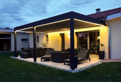 pergola bioclimatique pour la terrasse côté…